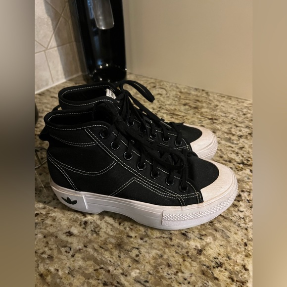 Adidas // Sz 6 - Picture 2 of 4